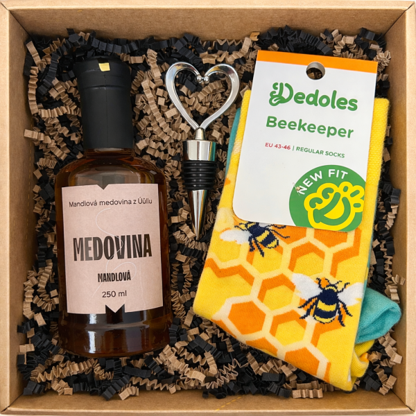 💙 Dárkový balíček - Medovina mandlová, ponožky včelař a zátka na láhev srdce