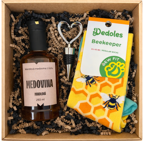 💙 Dárkový balíček - Medovina mandlová, ponožky včelař a zátka na láhev srdce
