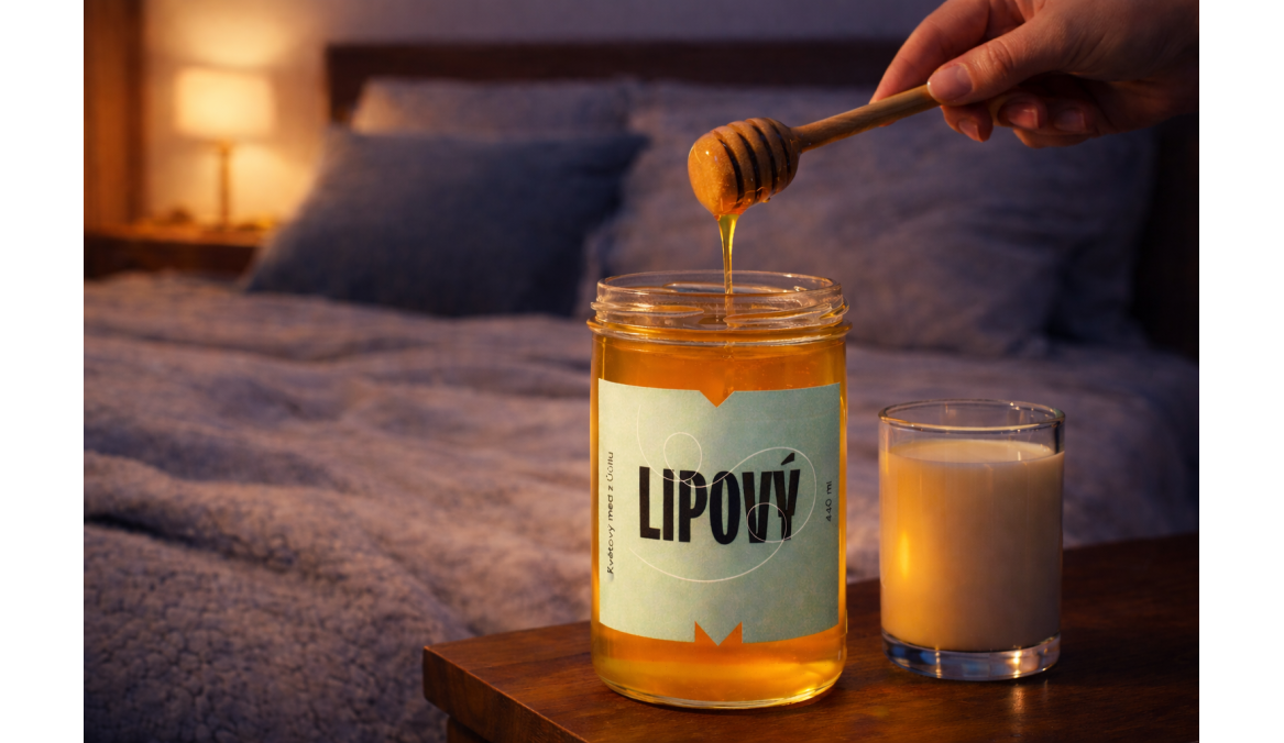 Med před spaním: proč si dát lžičku medu večer a jak ovlivňuje spánek